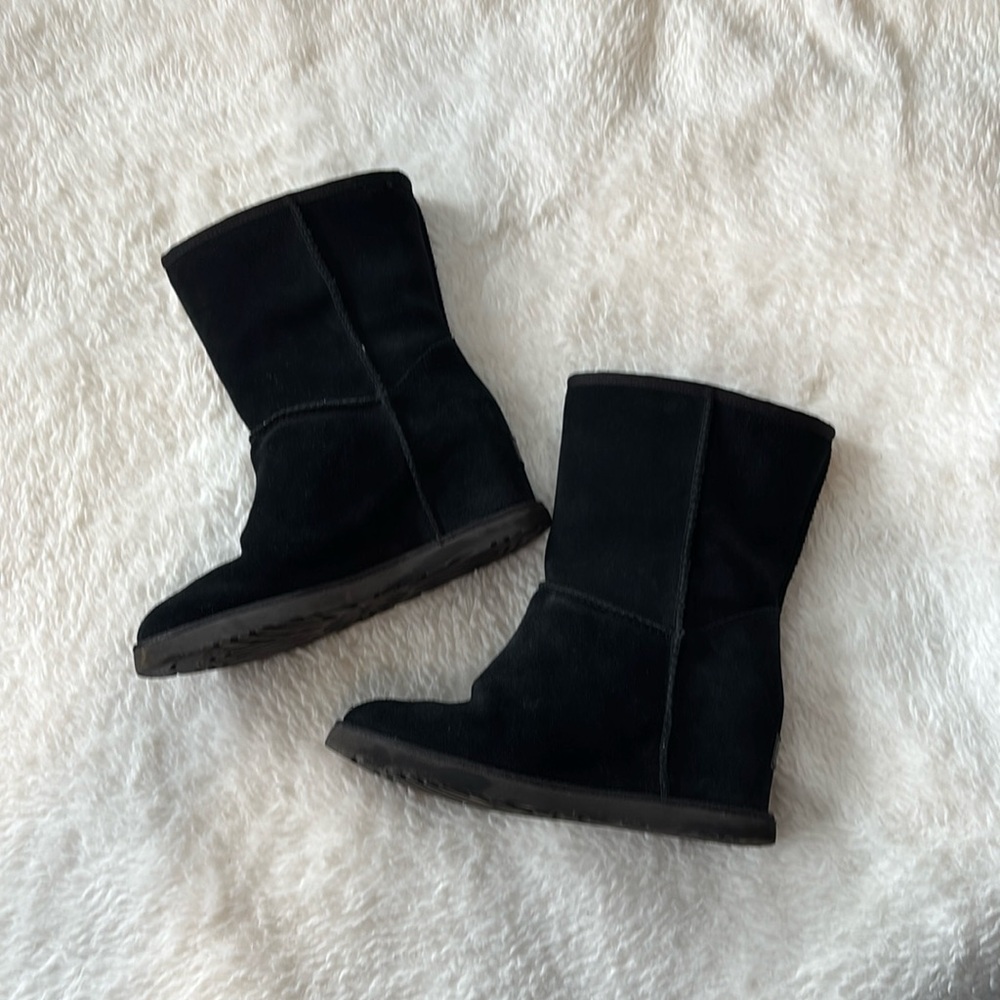 Size 7 UGG wedge boots. Hidden wedge botts